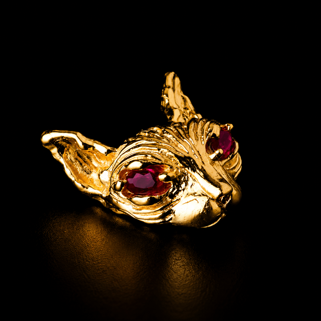 Broche Sphynx Rubi - Banho Ouro